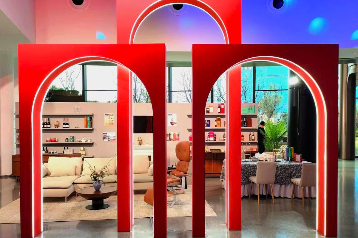 Typical British design references were combined with modern architectural features for a modern and innovative look, a key aspect of this event design project; Image Source: 5 Star Plus Retail Design